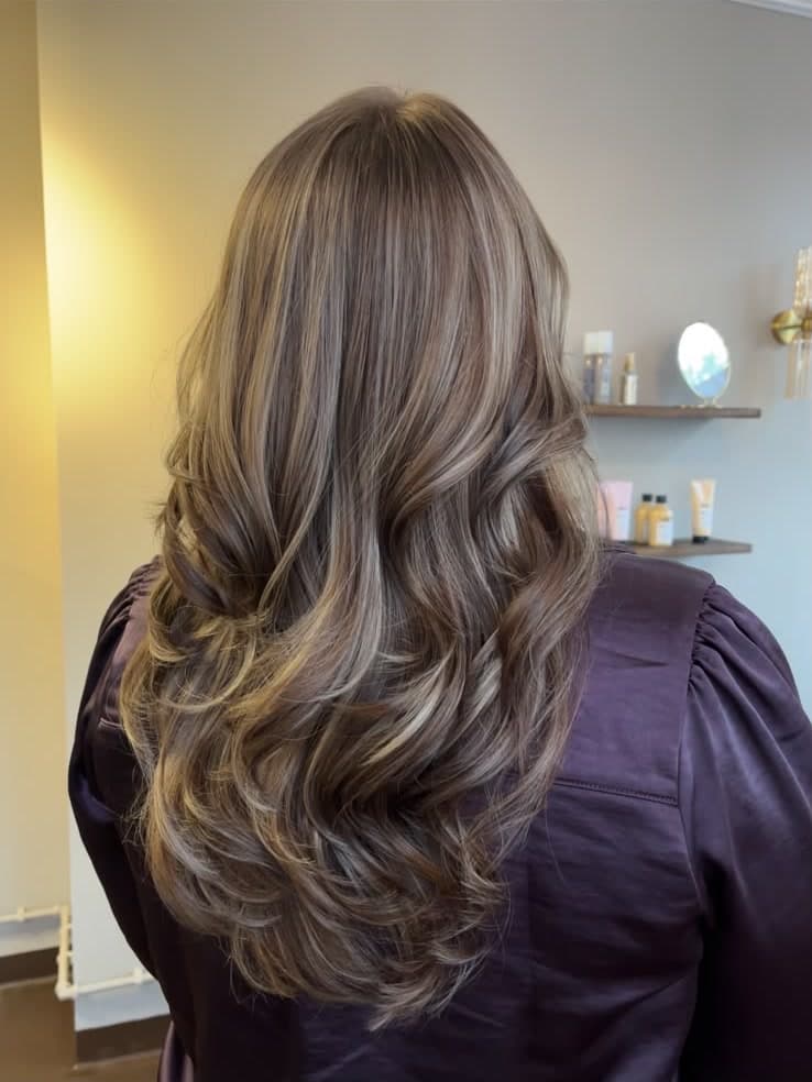 Bruin haar met lichte highlights en grote golven, West Hairstyling Gouda
